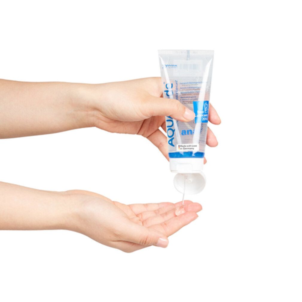 Hände halten eine Tube AQUAglide Anal Gleitgel. Gel wird aus der Tube gedrückt.