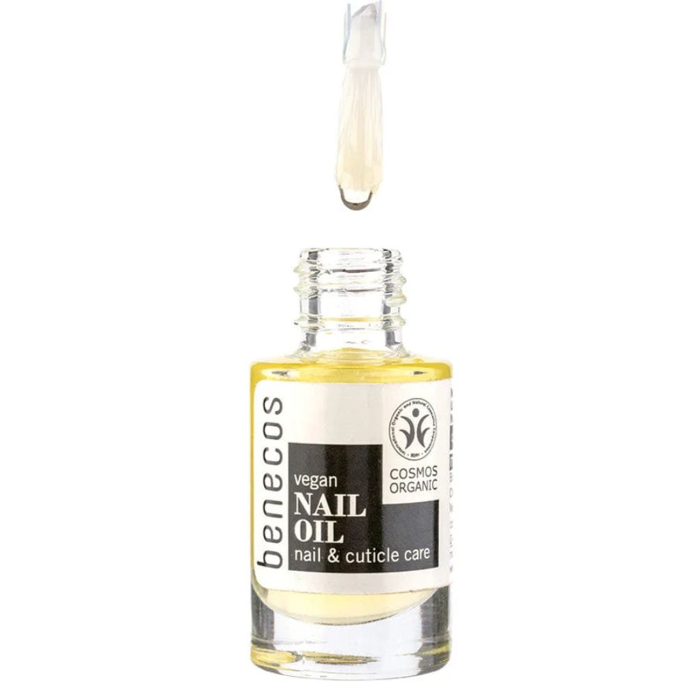 Benecos vegan Nail Oil Fläschchen mit Pipette, die einen Tropfen Öl abgibt. Für Nagel- und Nagelhautpflege.