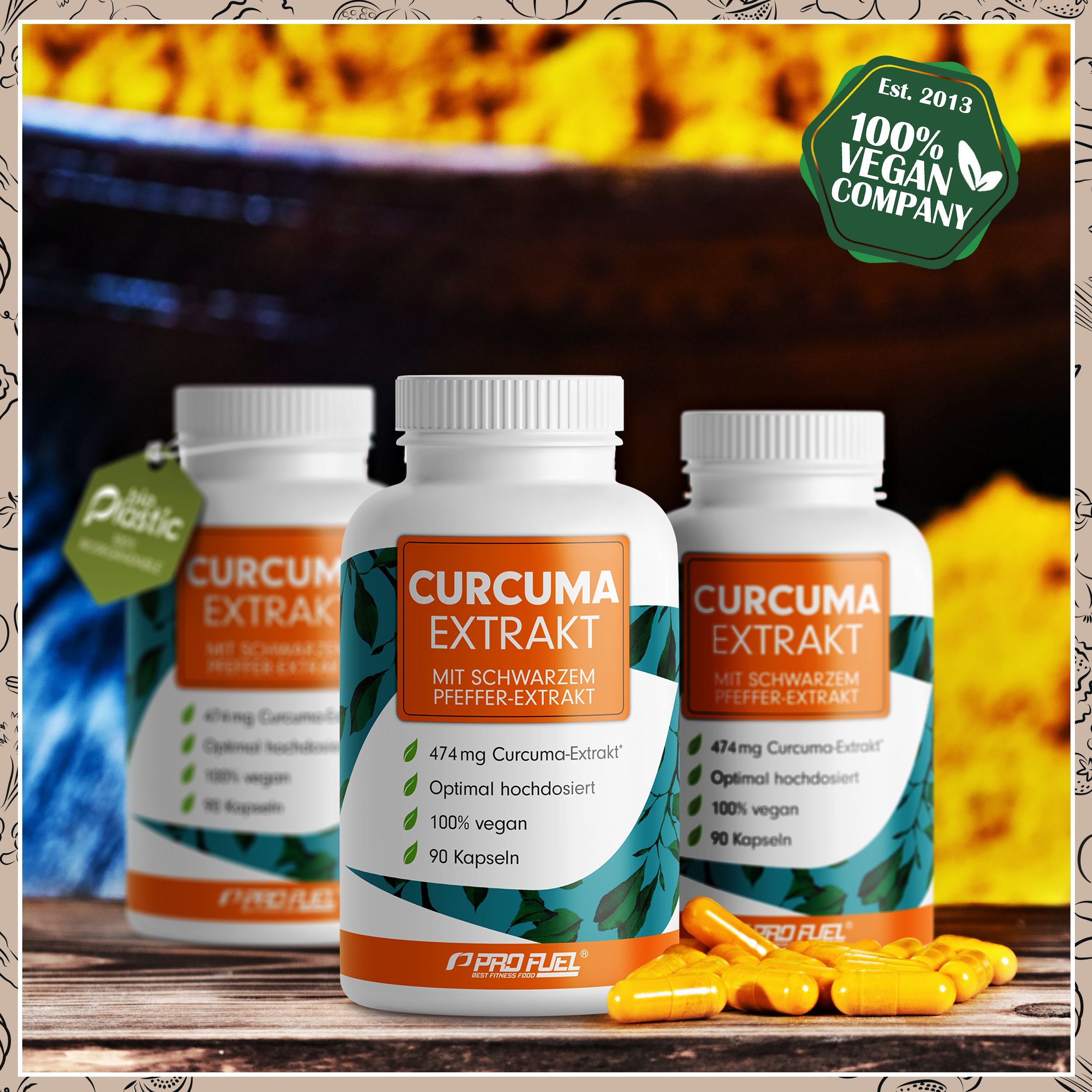 Drei Flaschen CURCUMA Extrakt. Gelbe Kapseln liegen davor. Aufschrift: 474mg Curcuma Extrakt, 100% vegan, 90 Kapseln. Logo: ProFuel.