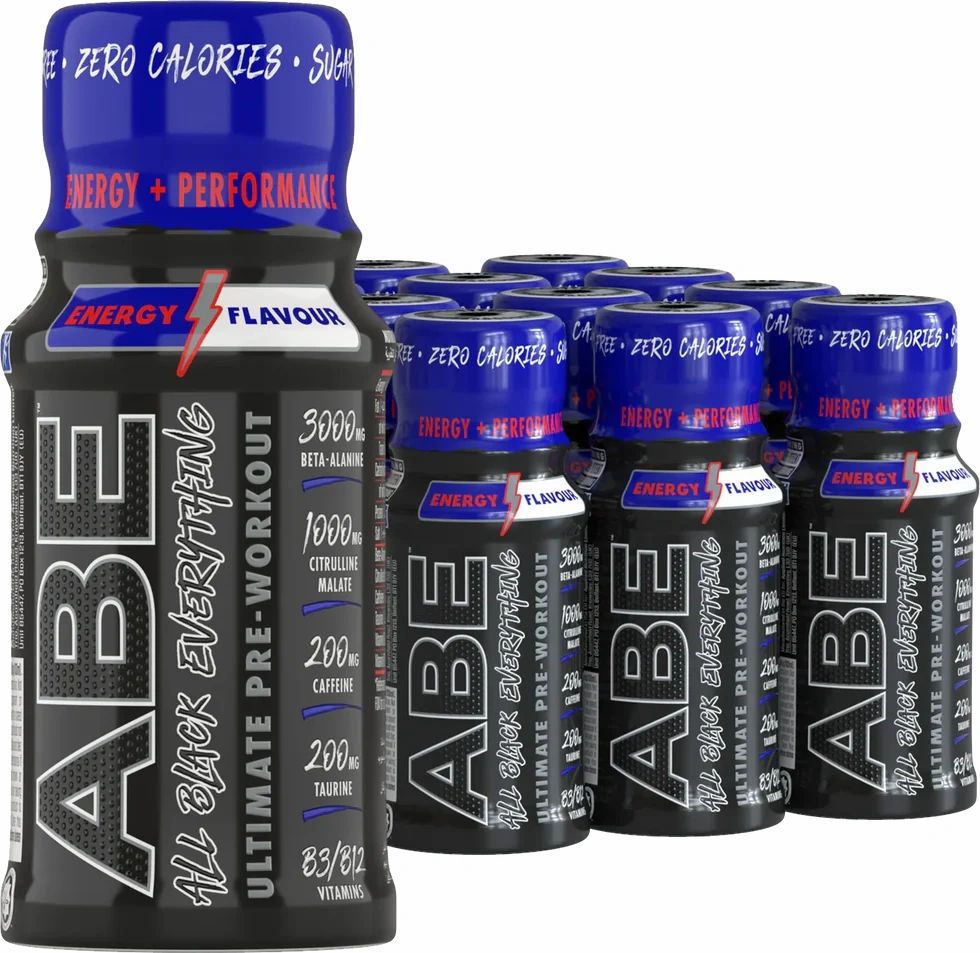 Mehrere ABE Ultimate Pre-Workout Shots. Schwarze Flaschen mit blauen Deckeln. Aufschrift 'ENERGY + PERFORMANCE' und 'ZERO CALORIES'.