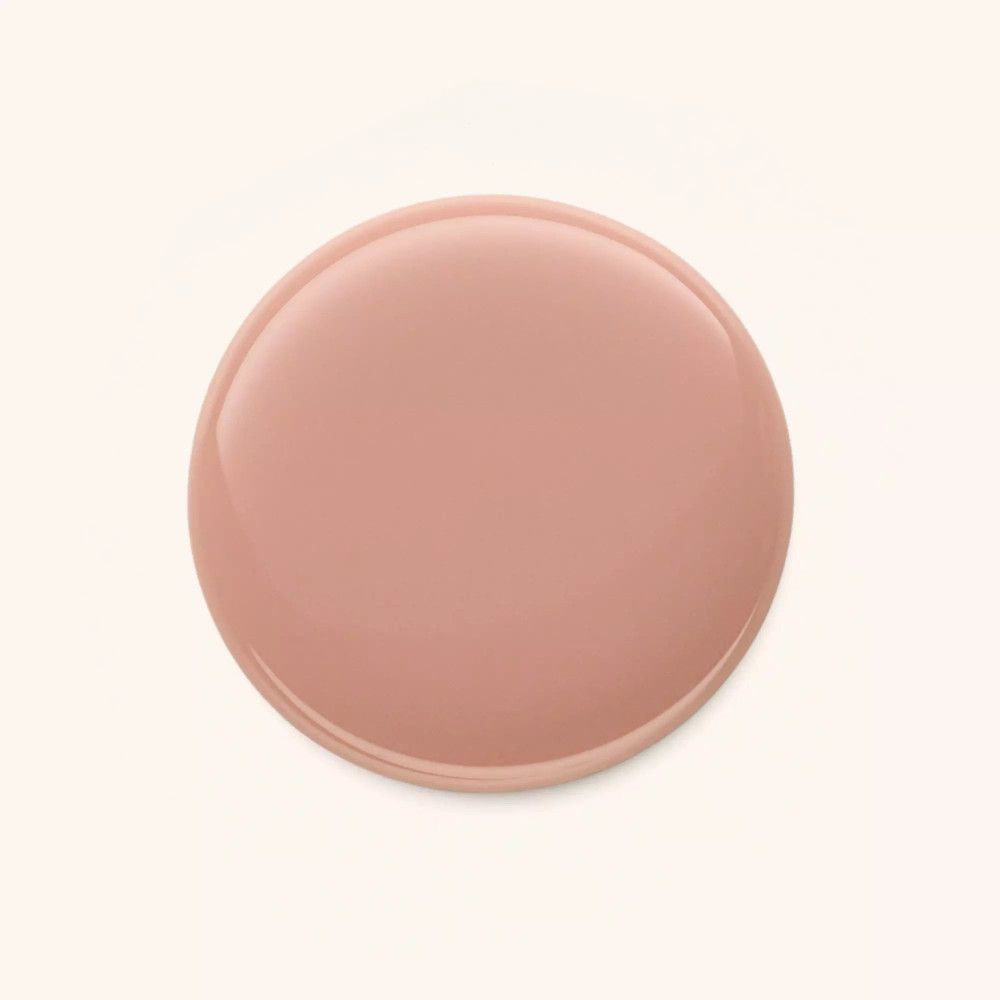 Rosa Nagellack auf hellem Hintergrund. Runde Form.