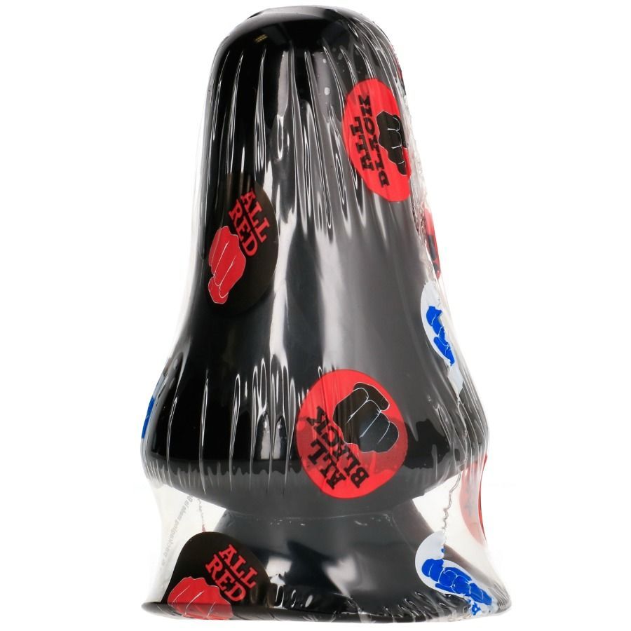 Schwarzer Analplug in transparenter Verpackung. Rote und blaue Aufkleber mit "ALL BLACK" und Faust-Logo.