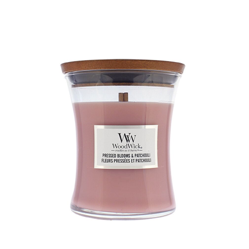 Duftkerze mit Holzdocht, rosa Wachs in Glasbehälter mit Holzdeckel. Etikett mit Produktnamen und Logo.