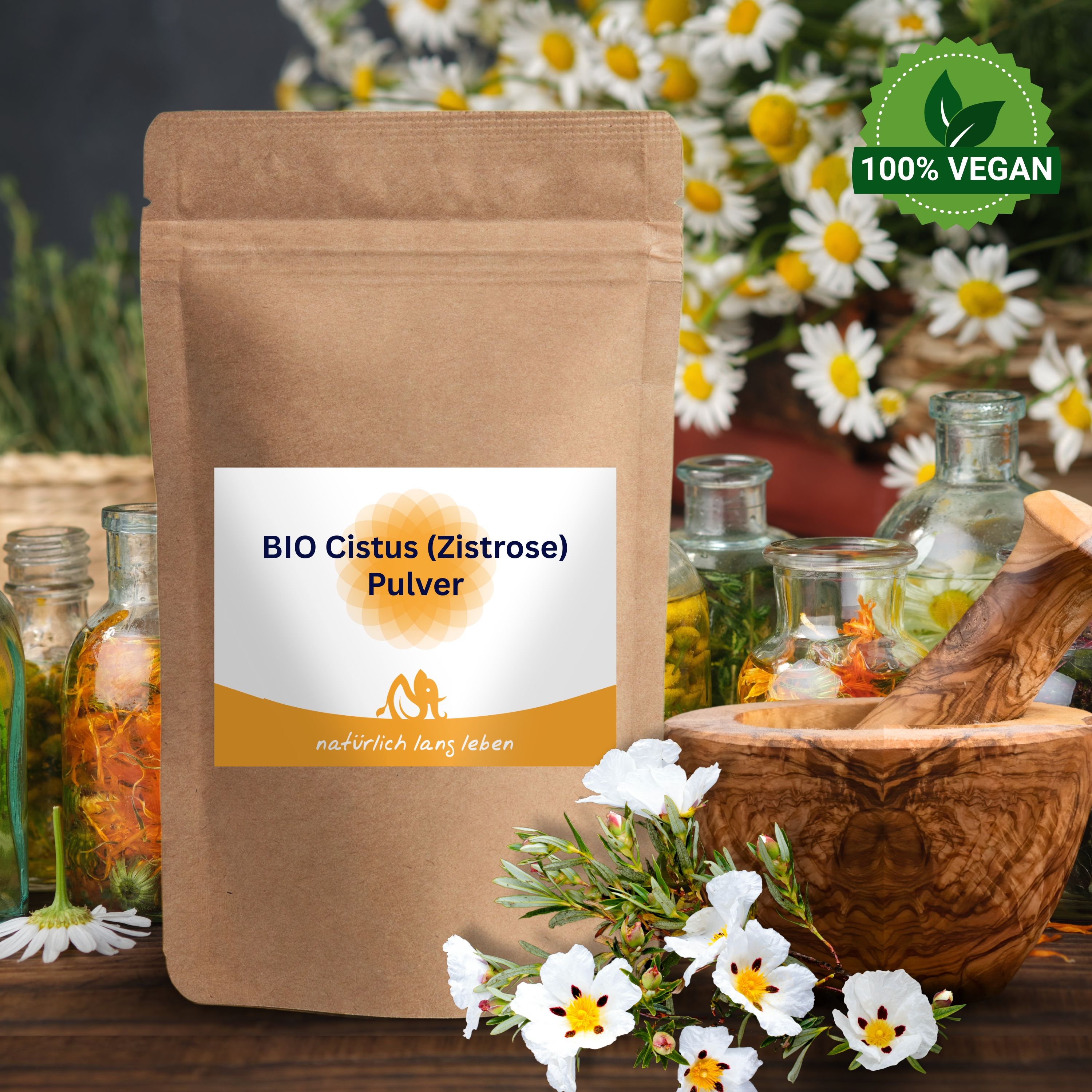 Braune Tüte mit Etikett, umgeben von Kräutern und Blüten. Auf dem Etikett steht BIO Cistus (Zistrose) Pulver.