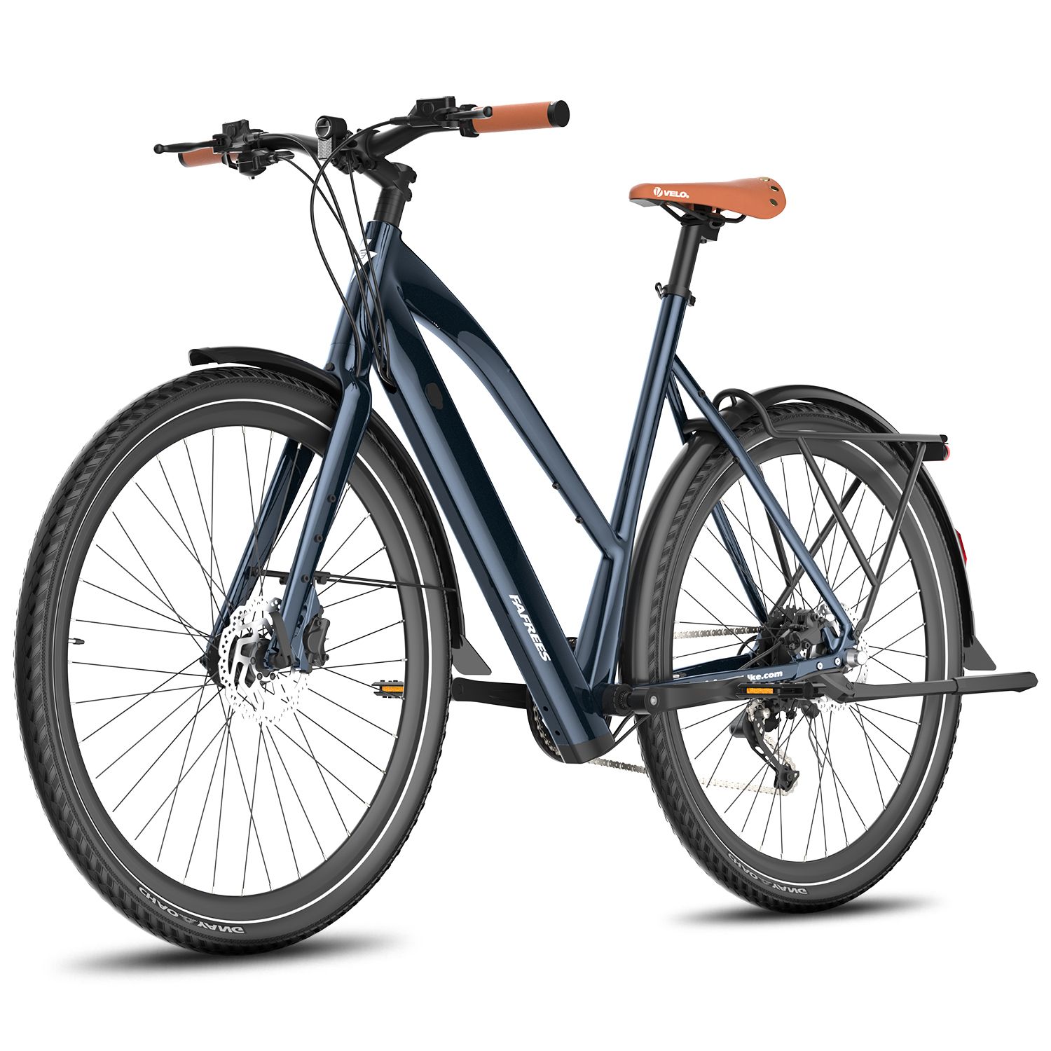 Dunkelblaues E-Bike mit braunem Sattel und Griffen. Schutzbleche, Gepäckträger und Scheibenbremsen. Reifen mit weißem Rand.