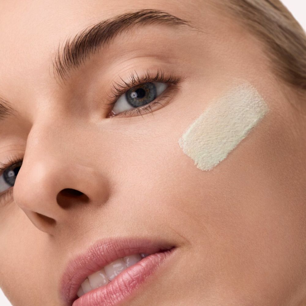 Nahaufnahme eines Gesichts mit aufgetragener CC Skin Perfector. Creme auf der Haut.