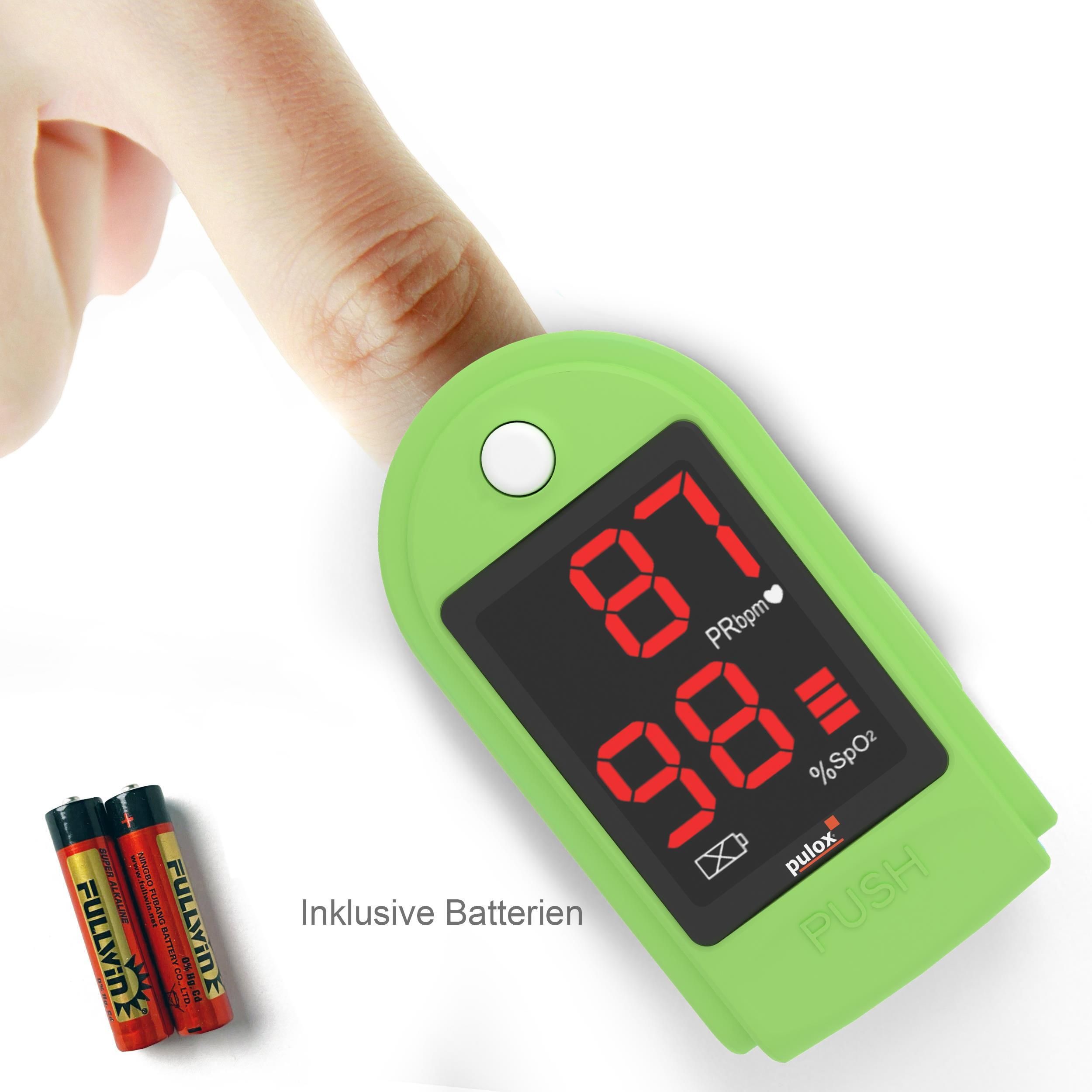 Grüner Pulsoximeter am Finger. Zeigt Herzfrequenz und Sauerstoffsättigung an. Inklusive Batterien.