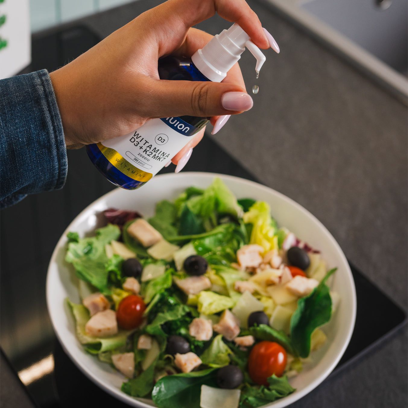Nuion Vitamin D3+K2 MK7 Tropfen, 4000 IE, 100 Portionen, in blauer Glasflasche mit Pumpspender.