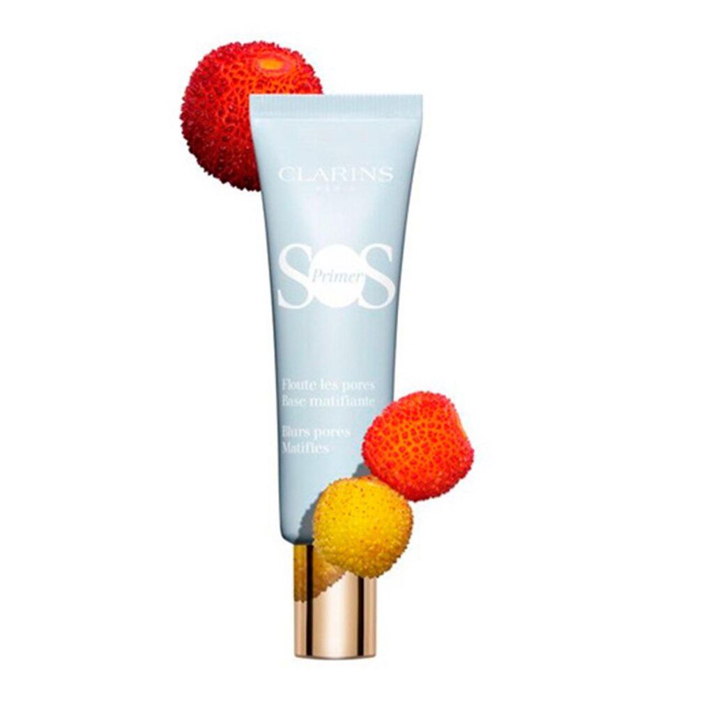 Hellblauer Clarins SOS Primer mit Früchten. Text: Floute les pores, base matifiante, blurs pores, mattifies.