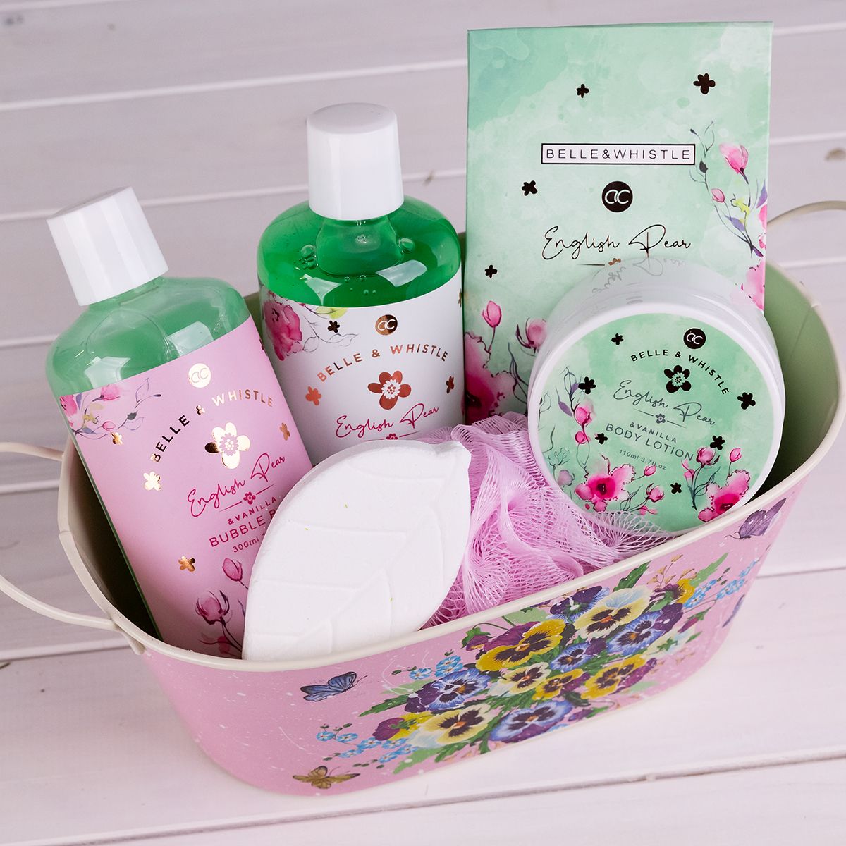 Geschenkset in rosa Metallwanne mit Blumen. Enthält Duschgel, Bodylotion, Badesalz, Badeschwamm und Seife.