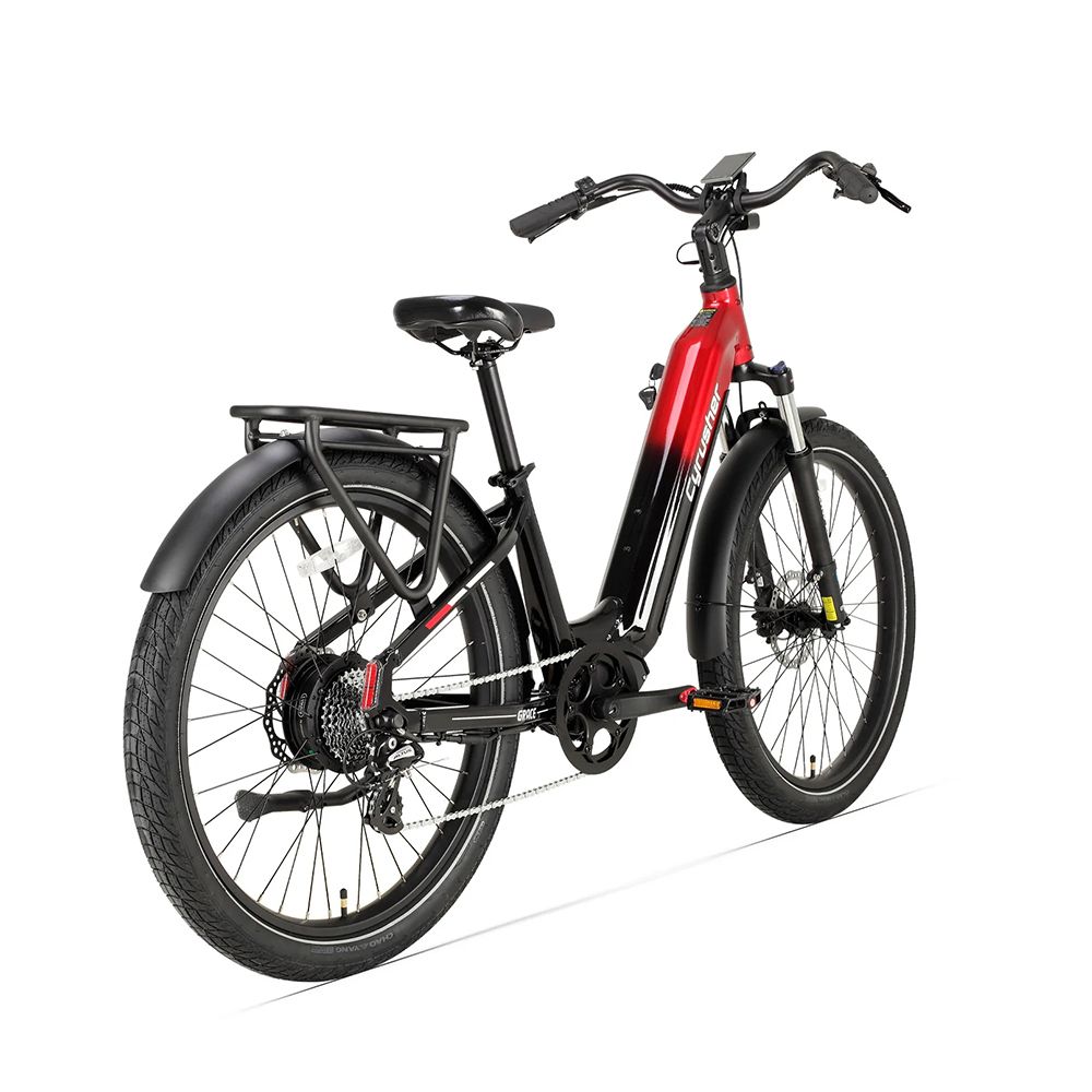 E-Bike, rot-schwarz, mit CYRUSHER-Logo. Gepäckträger, Schutzbleche und Scheibenbremsen sind sichtbar.