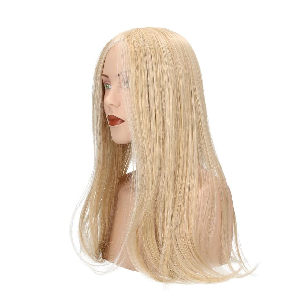 Blond gefärbtes Haarteil auf einem Schaufensterkopf. Seitenansicht. Lange, glatte Haare.