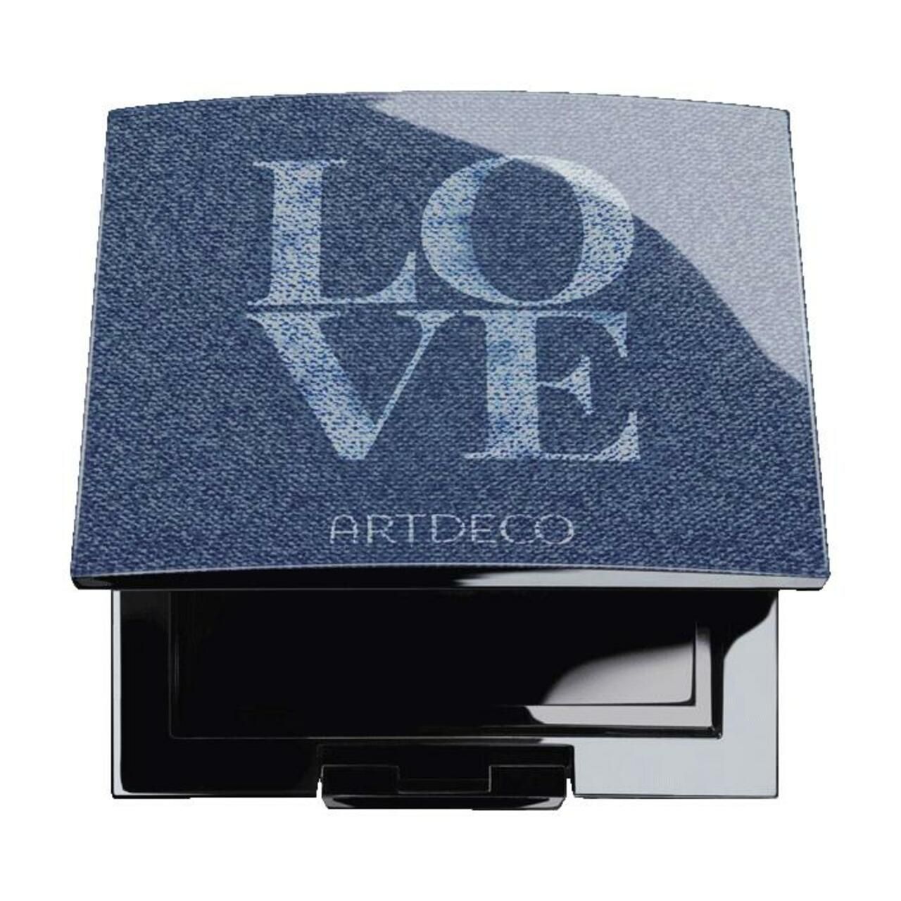 Kosmetikbox mit Denim-Optik, Aufschrift LOVE und ARTDECO-Logo. Geöffnet, Innenraum schwarz.