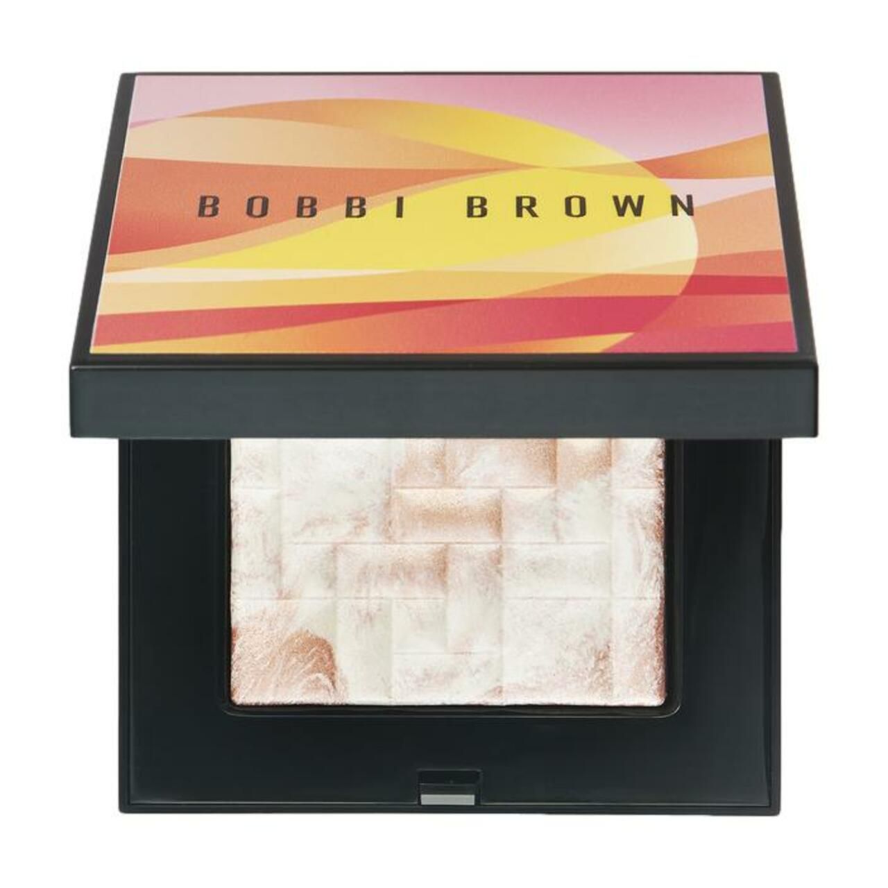 Kompaktpuder mit Deckel. Deckel mit Bobbi Brown-Logo. Puder in quadratischer Dose mit hellen, strukturierten Segmenten.