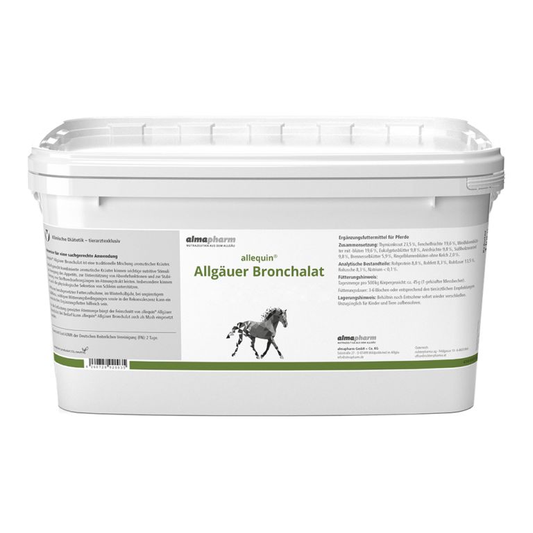 Weißer Eimer mit Produktetikett. Aufschrift: allequin Allgäuer Bronchalat. Logo: Pferd. Marke: almapharm.
