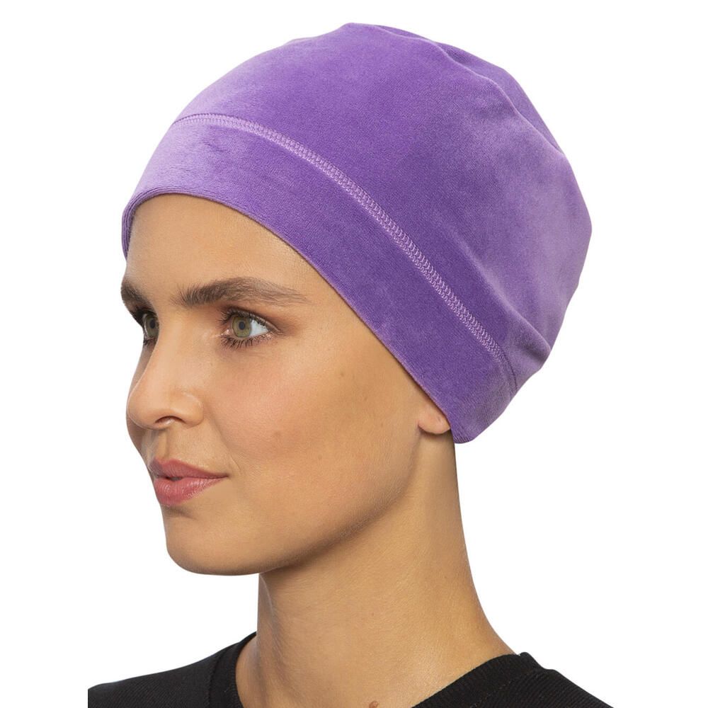 Irisviolett Turban, Profil. Frau trägt ihn. Naht am Stirnband. Weicher Stoff.