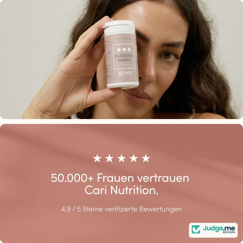 Frau hält Flasche Blutzucker Balance von Cari Nutrition. 50.000+ Frauen vertrauen Cari Nutrition.