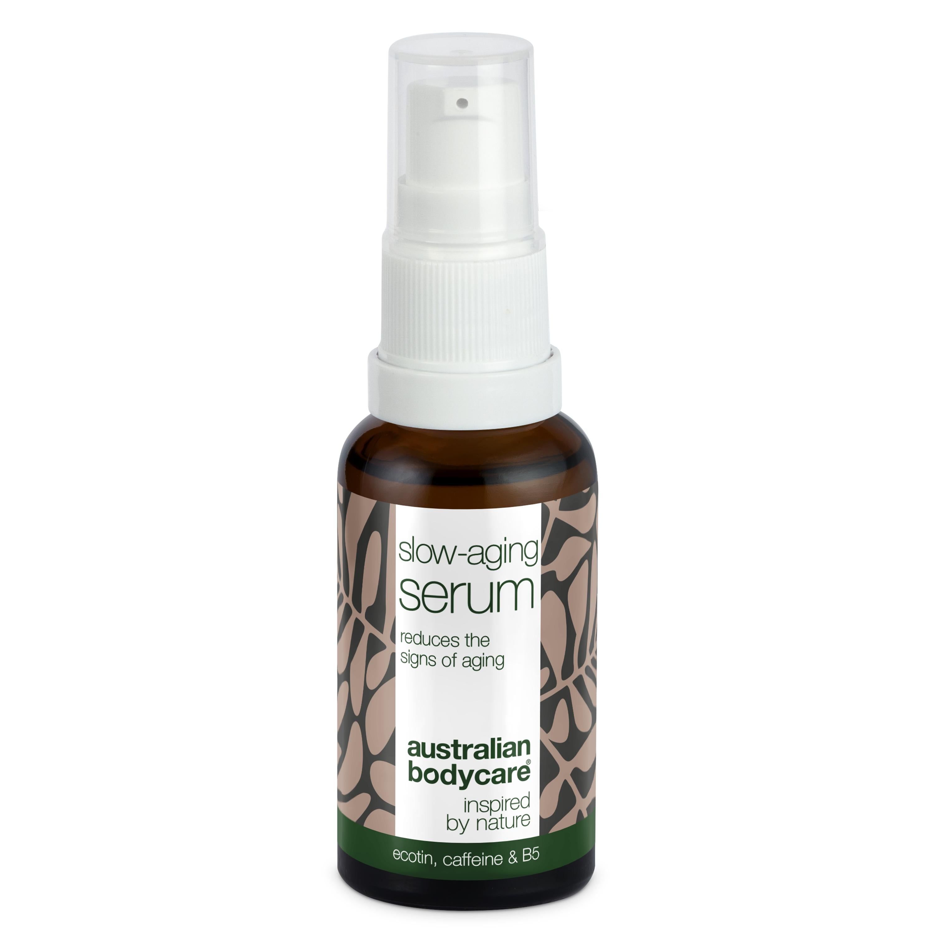 Braune Serumflasche mit weißem Pumpkopf. Aufschrift: slow-aging serum, australian bodycare.