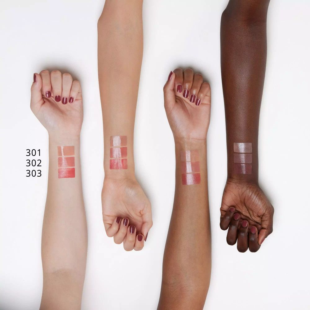 Arme mit Lippenstift-Swatches in verschiedenen Nude-Tönen. Farbnummern 301, 302, 303 sichtbar. Auf verschiedenen Hauttönen.