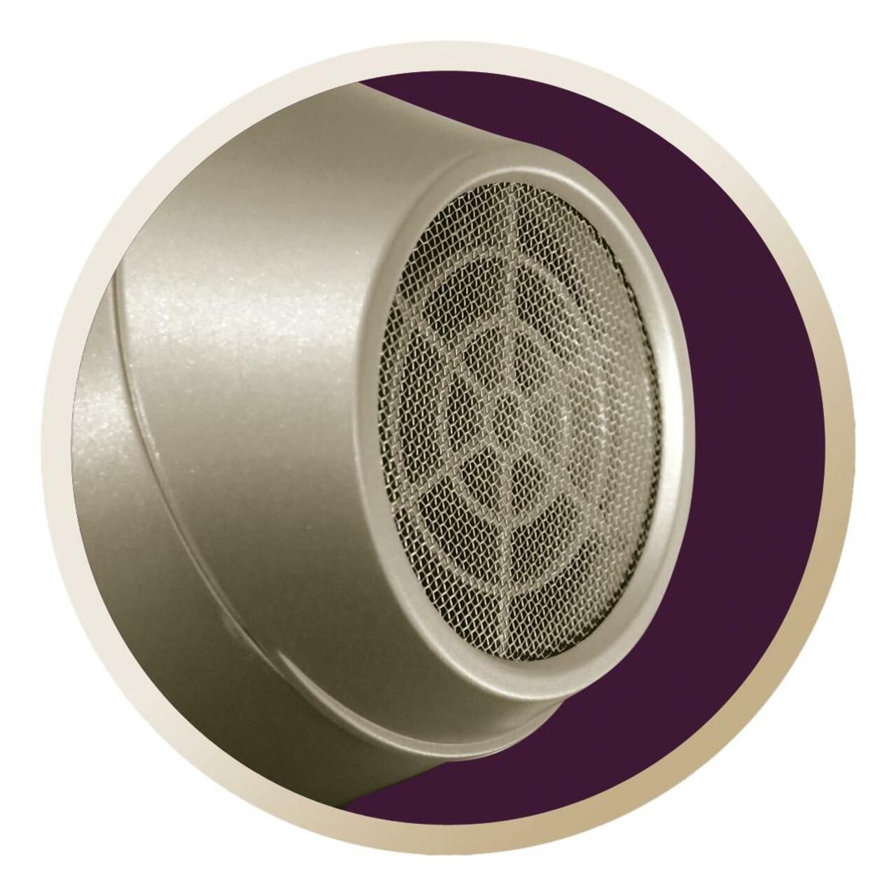 Nahaufnahme des Haartrockner-Lufteinlasses. Silberfarbenes Gitter.