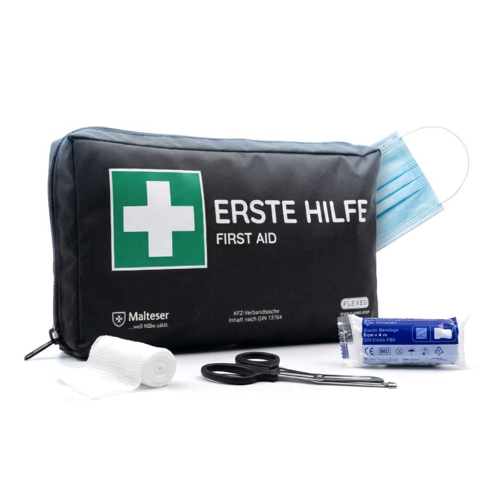 Schwarze KFZ-Verbandtasche mit grünem Kreuz und Aufschrift "ERSTE HILFE". Enthält Verband, Schere und Maske.