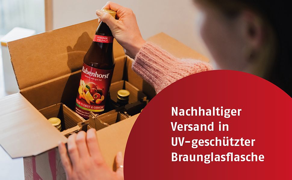 Hand hält Saftflasche. Text: Nachhaltiger Versand in UV-geschützter Braunglasflasche.