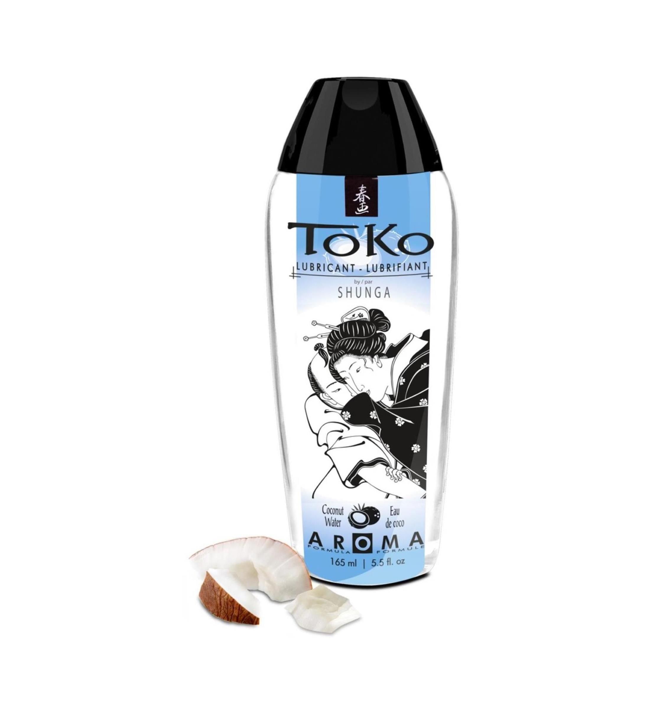 Transparente Flasche mit schwarzem Deckel. Aufschrift "Toko" und Illustration. Kokosnuss-Hälfte und Tropfen daneben.