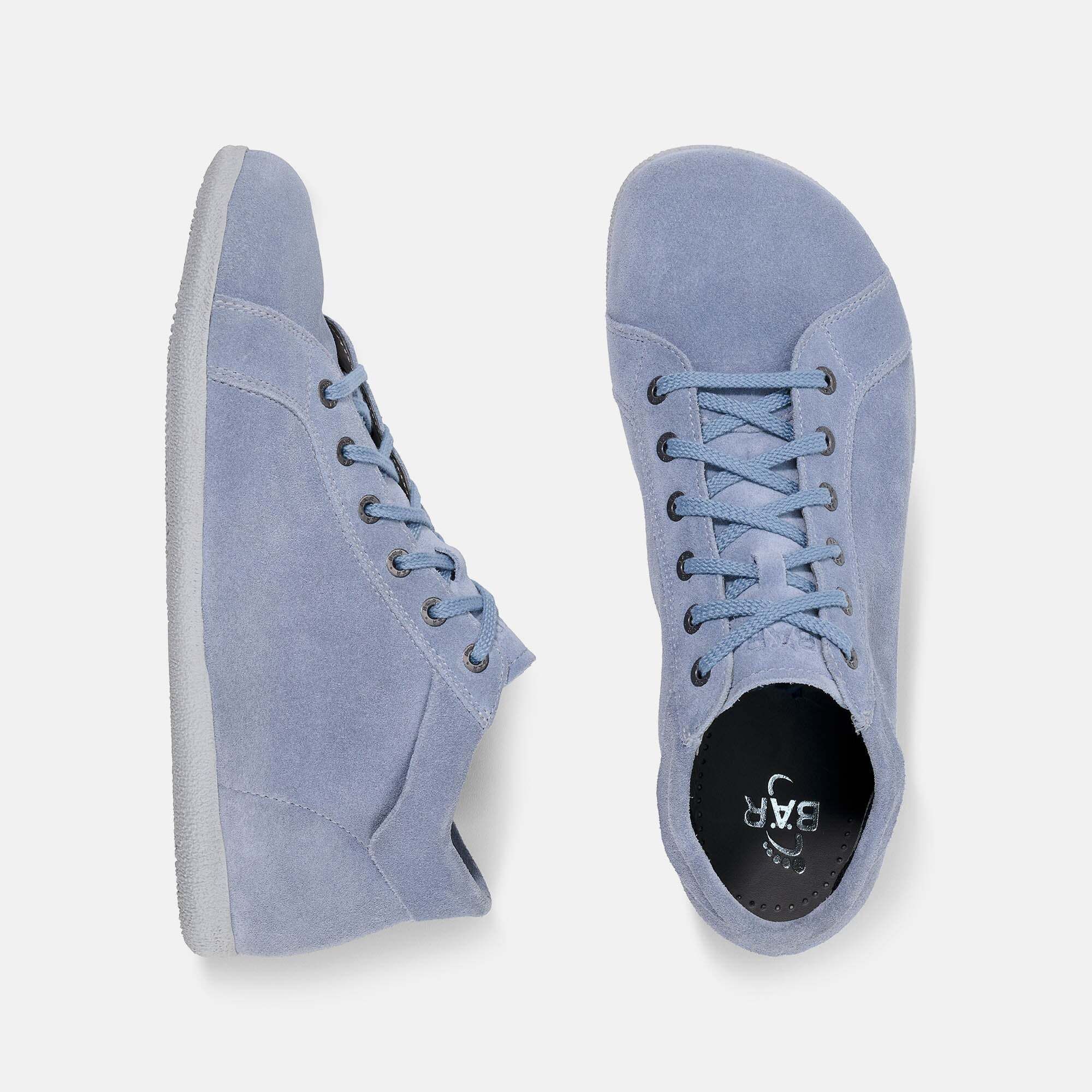 Oberansicht eines Paares hellblauer Wildleder-Stiefeletten mit Schnürung.