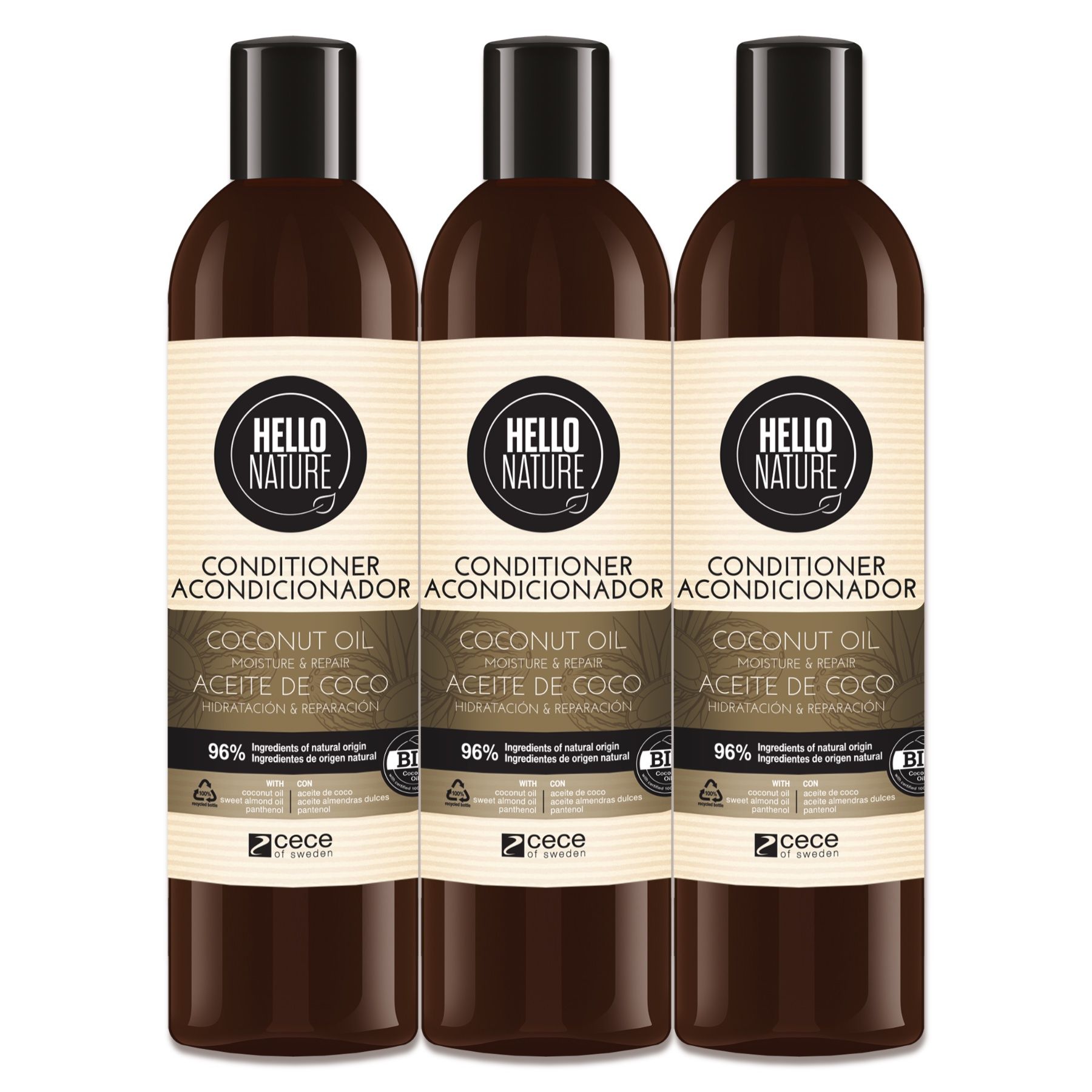 Drei Flaschen Conditioner mit Kokosöl. Braune Flaschen mit weißem Etikett. Text: Conditioner, Kokosöl, 96% natürliche Inhaltsstoffe.