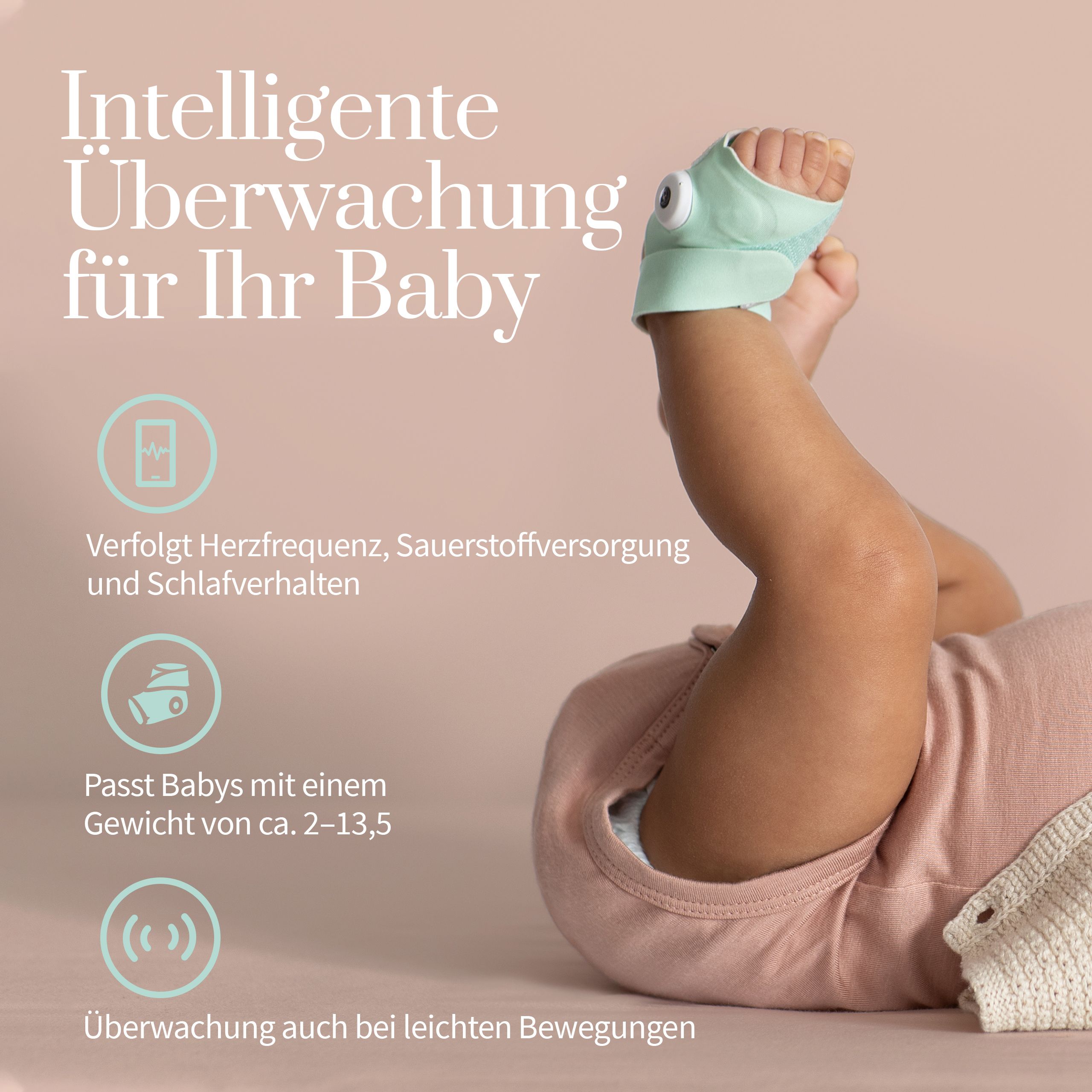 Babyfuß mit Socke. Socke mintfarben. Icons für Herzfrequenz, Sauerstoff und Schlafverhalten. Text: Überwachung auch bei leichten Bewegungen.