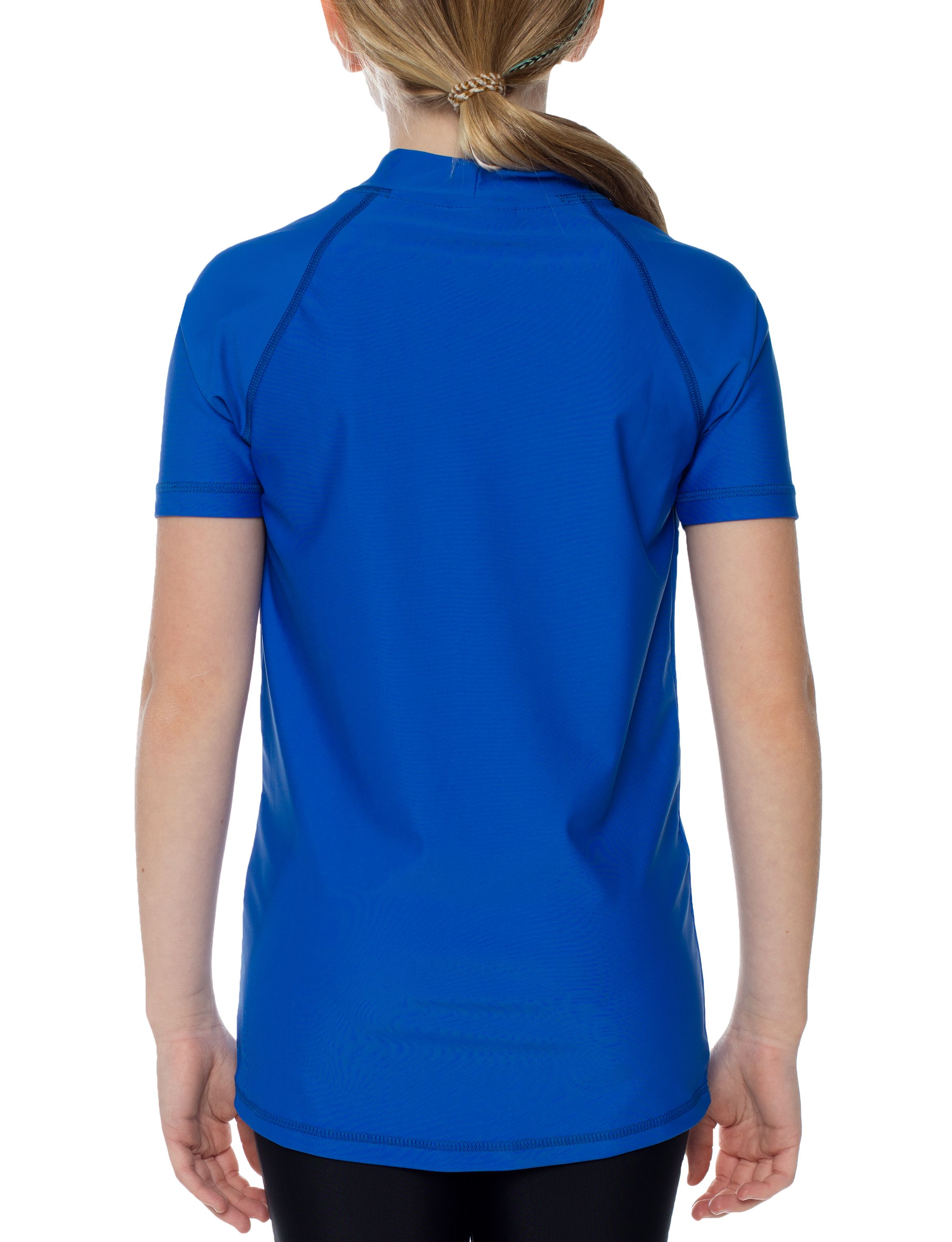 Rückansicht eines Kindes in blauem Sonnenschutz-Shirt. Hoher Kragen, kurze Ärmel. Einfarbiges Design.