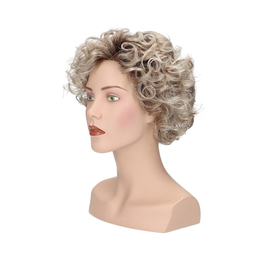 Perücke mit lockigem, blondem Haar auf einem Schaufensterkopf. Seitenansicht.