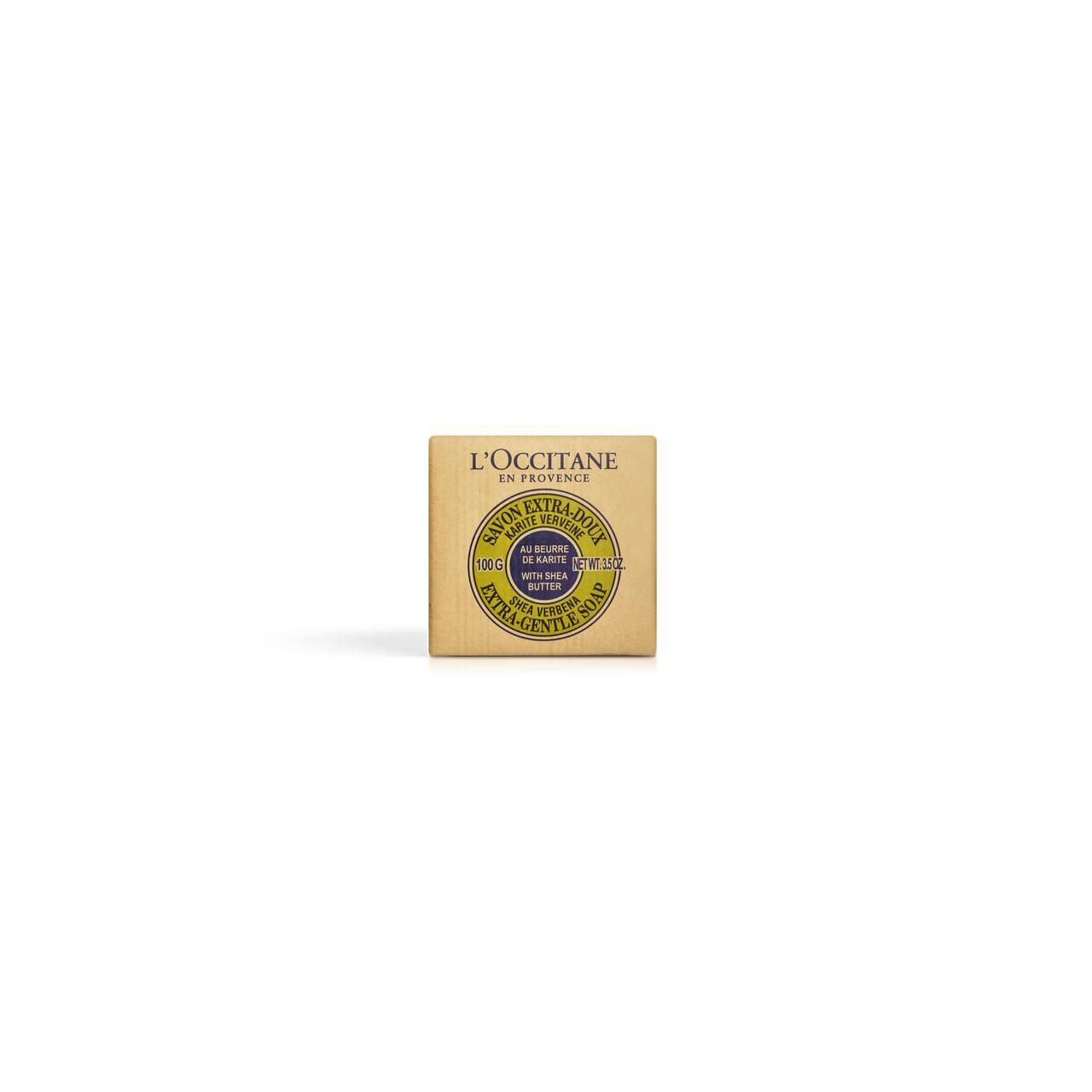 Quadratische Seife in Kartonverpackung. Aufschrift: L'Occitane, Savon Extra Doux, Karité Seife Zitronen-Verbene, Extra Gentle Soap.
