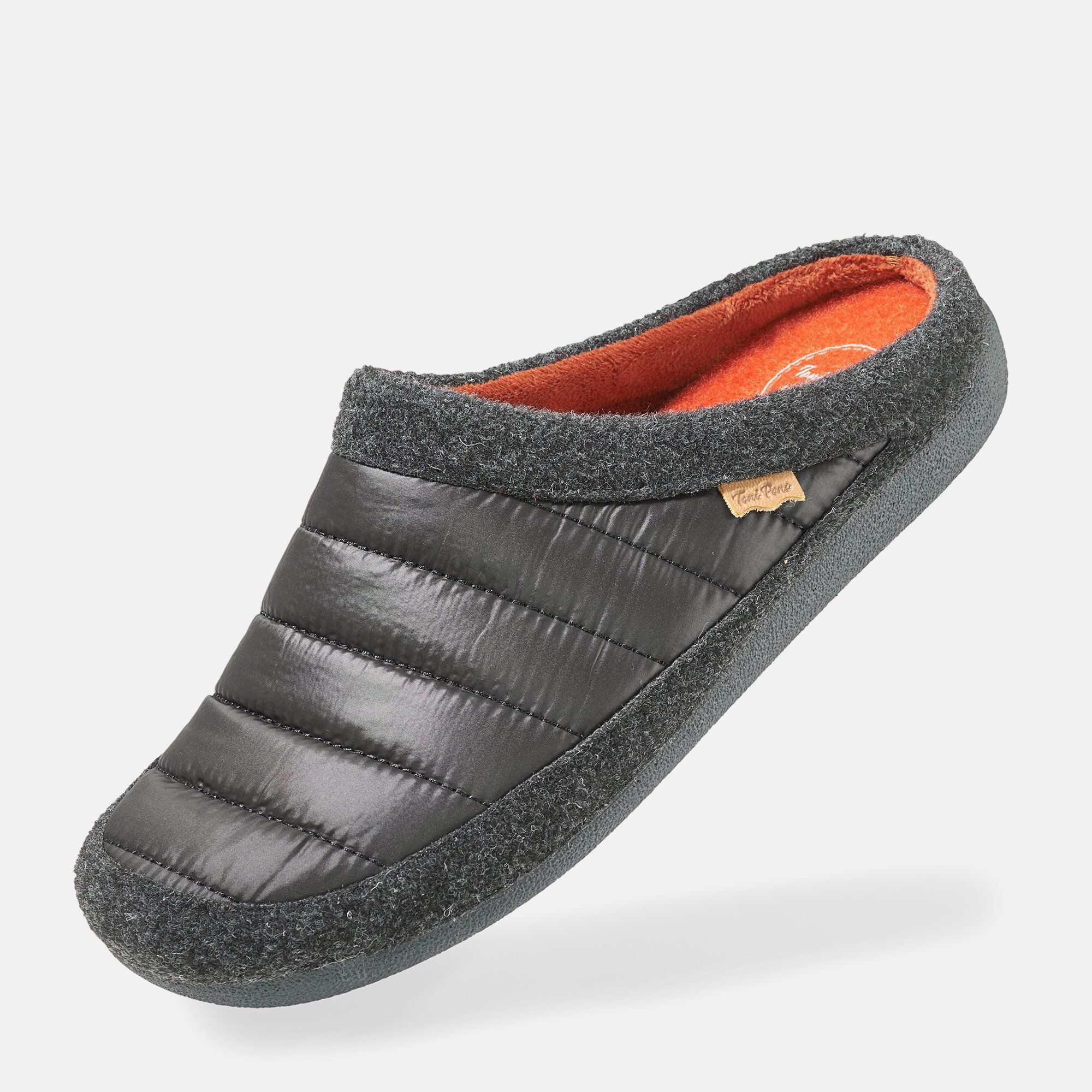 Graue Pantolette mit gestepptem Obermaterial und orangefarbenem Innenfutter. Grauer Rand und Sohle. Etikett mit Logo.