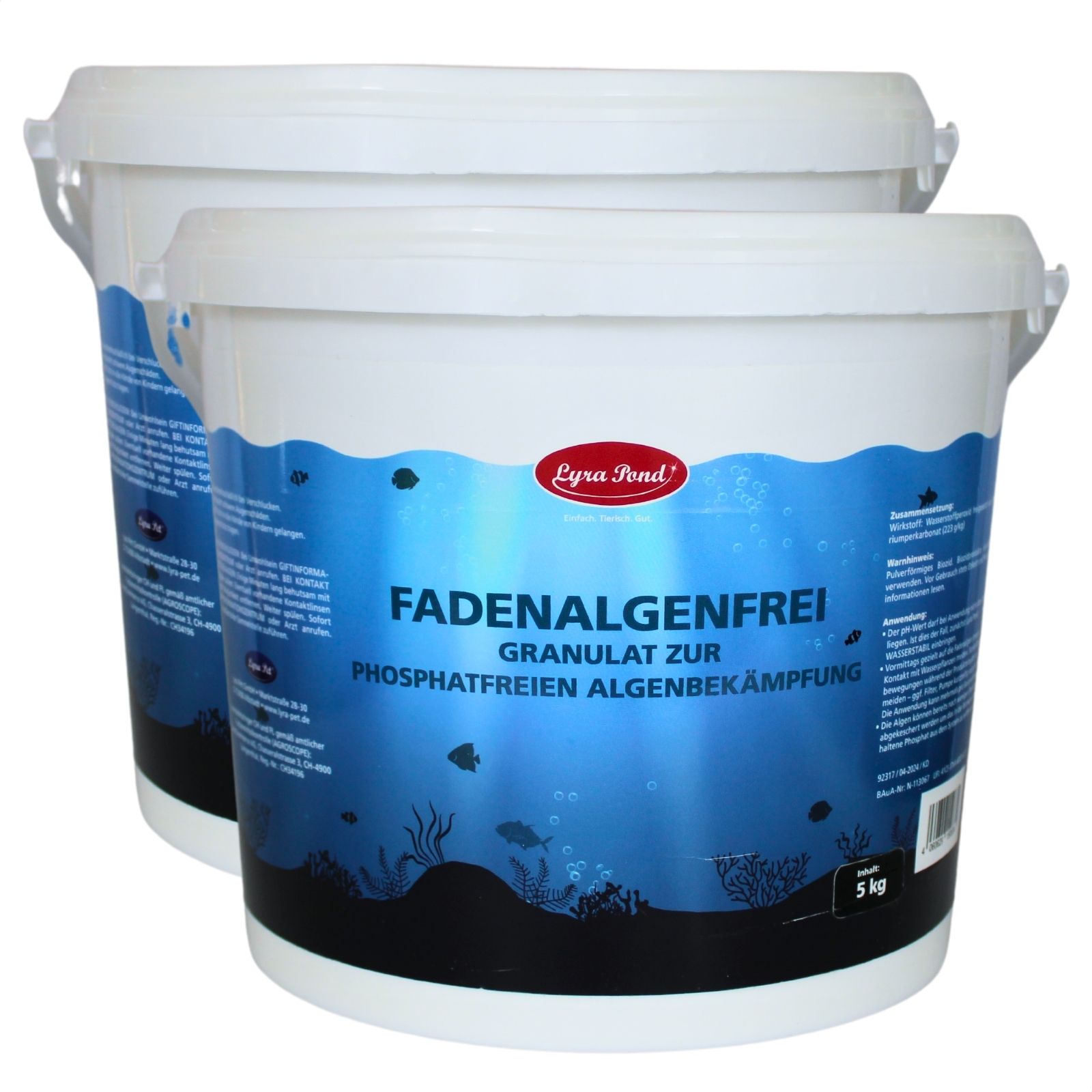 Zwei weiße Eimer mit blauem Etikett 'Lyra Pond FADENALGENFREI Granulat zur phosphatfreien Algenbekämpfung', 5 kg. Eimer stehen nebeneinander.