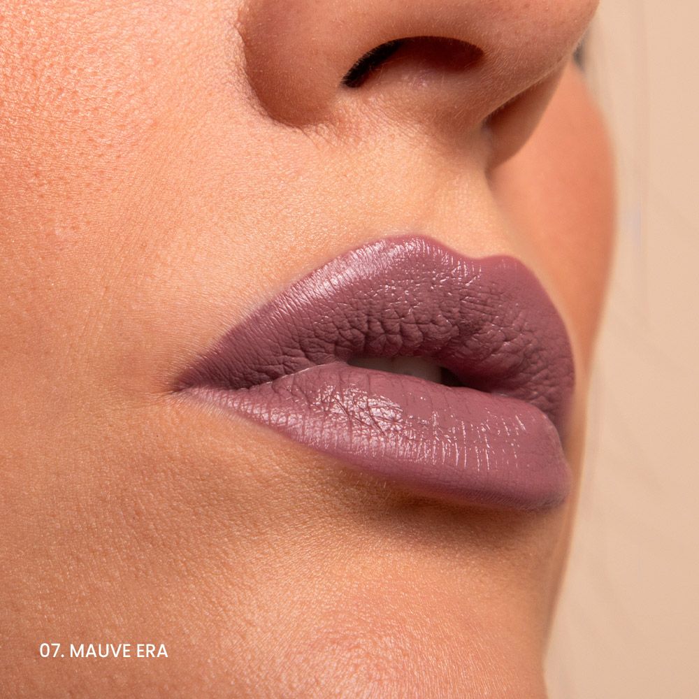 Primo piano di labbra con rossetto rosa. Testo: '07. Mauve Era'.
