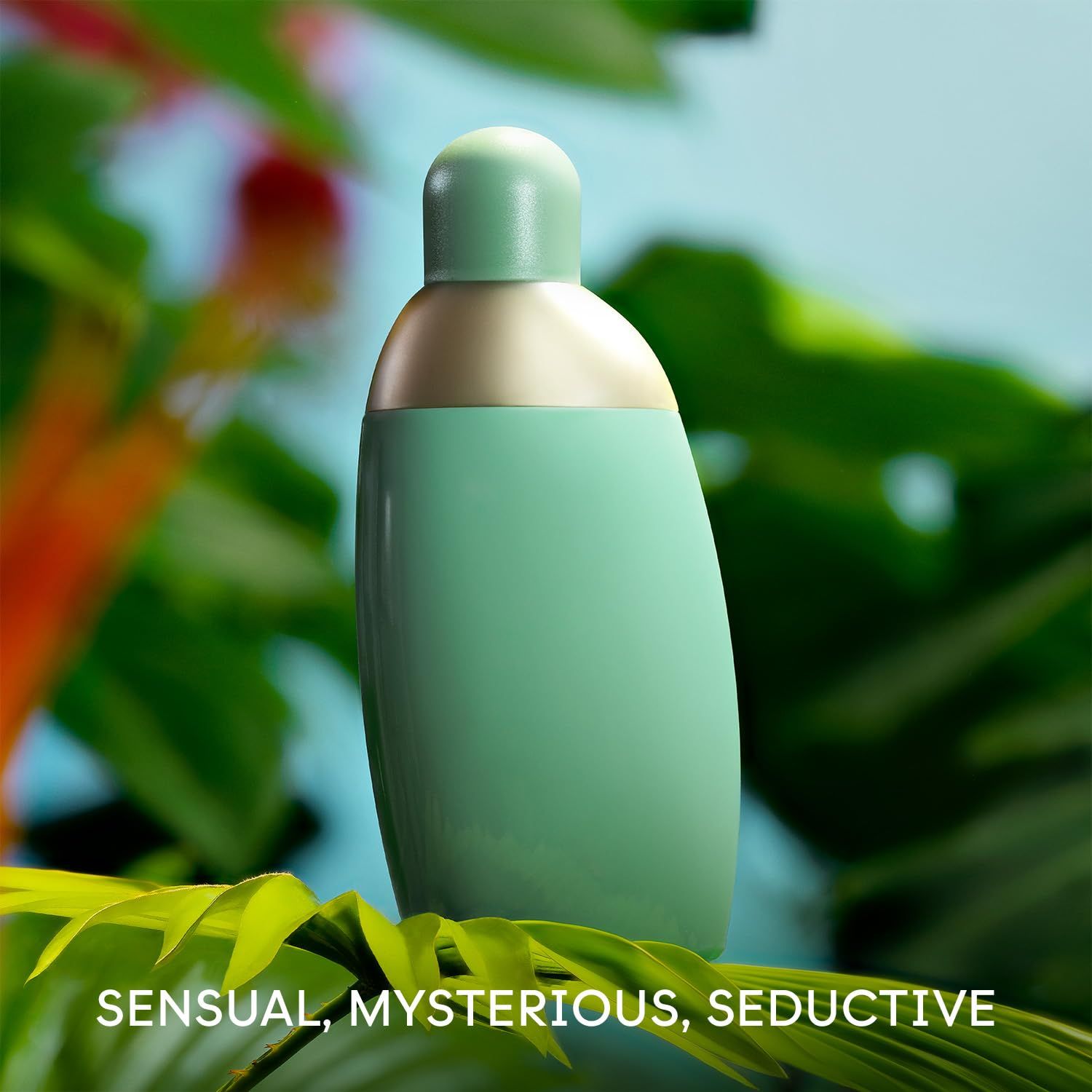 Grüne Flasche mit goldfarbenem Akzent. Grüner Verschluss. Text: Sensual, Mysterious, Seductive. Hintergrund: Blätter.