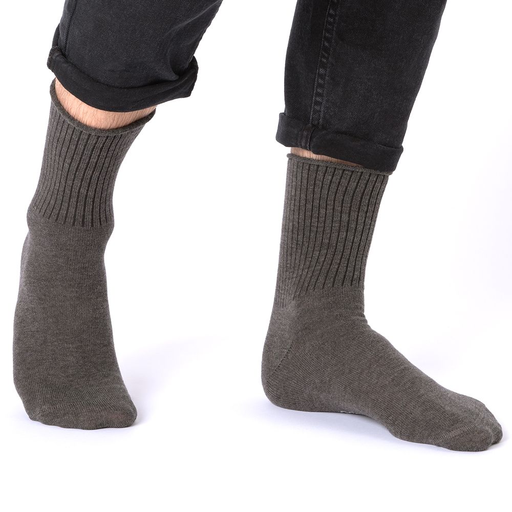 Dunkelgraue Socken ohne Gummibund, die über den Knöchel reichen. Gerippter Schaft.