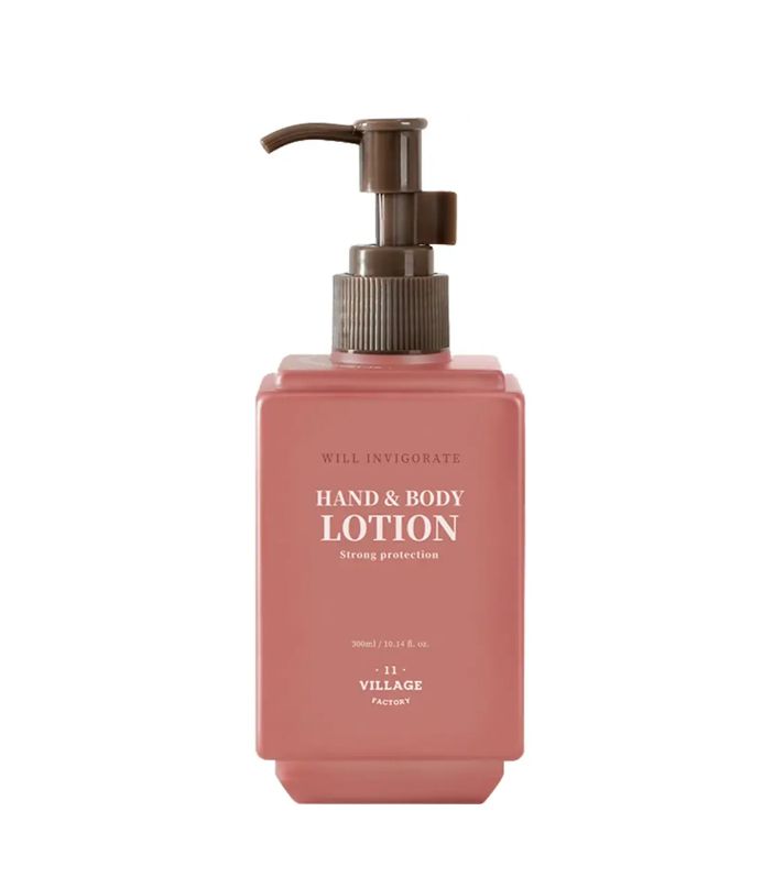 Rosa Hand- und Körperlotion mit Pumpverschluss. Aufschrift: Hand & Body Lotion, Strong protection.
