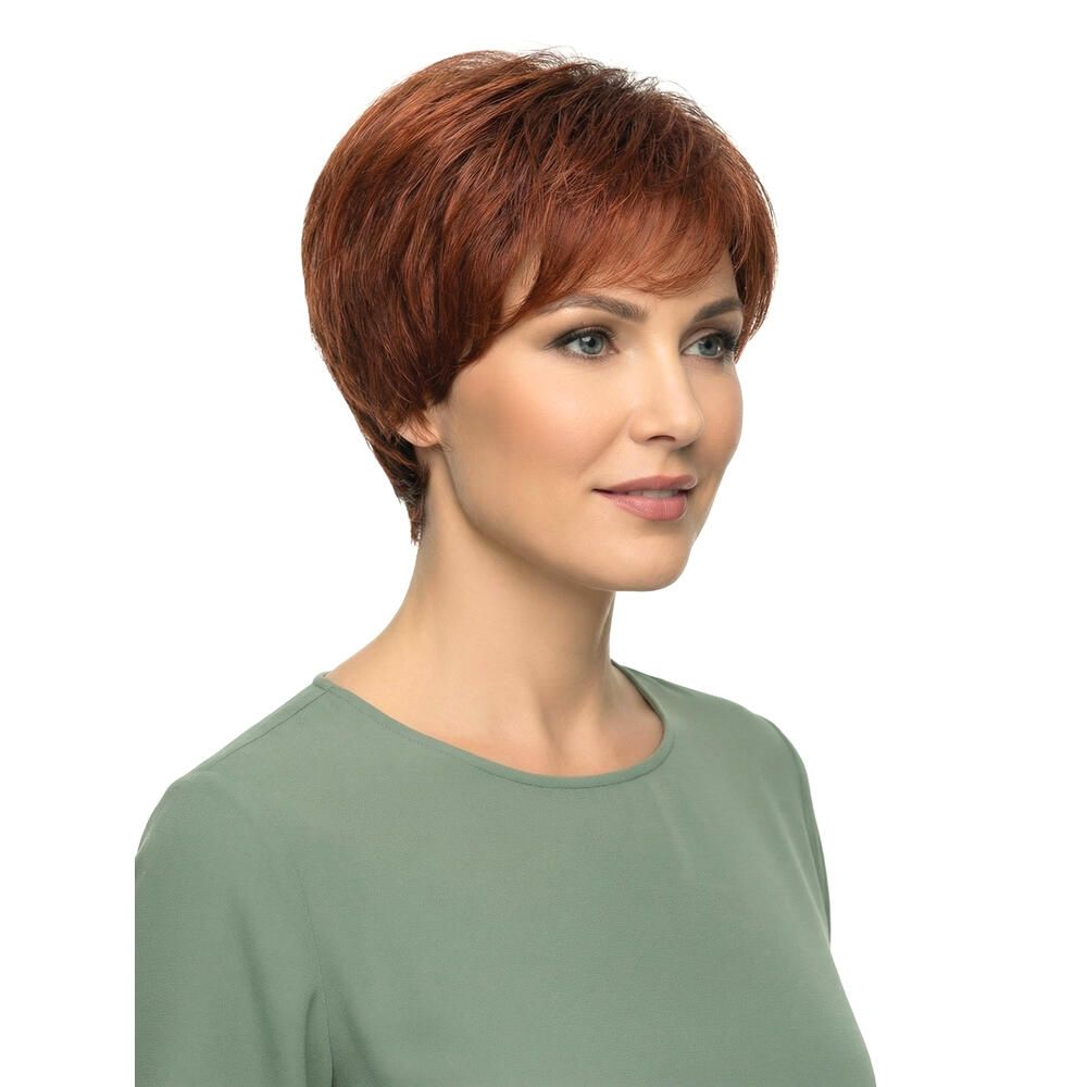 Kurzhaarperücke in Rotbraun. Dreiviertelansicht einer Frau mit Perücke und grünem Oberteil.