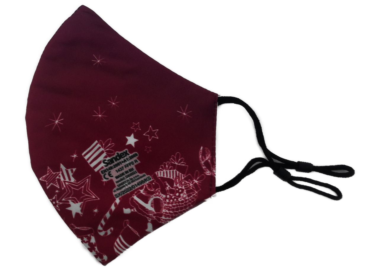 Burgunderfarbene FFP2-Maske mit Sternenmuster und weißem Aufdruck. Schwarze Ohrschlaufen mit Verstellern. Sandex-Logo und Zertifizierung.