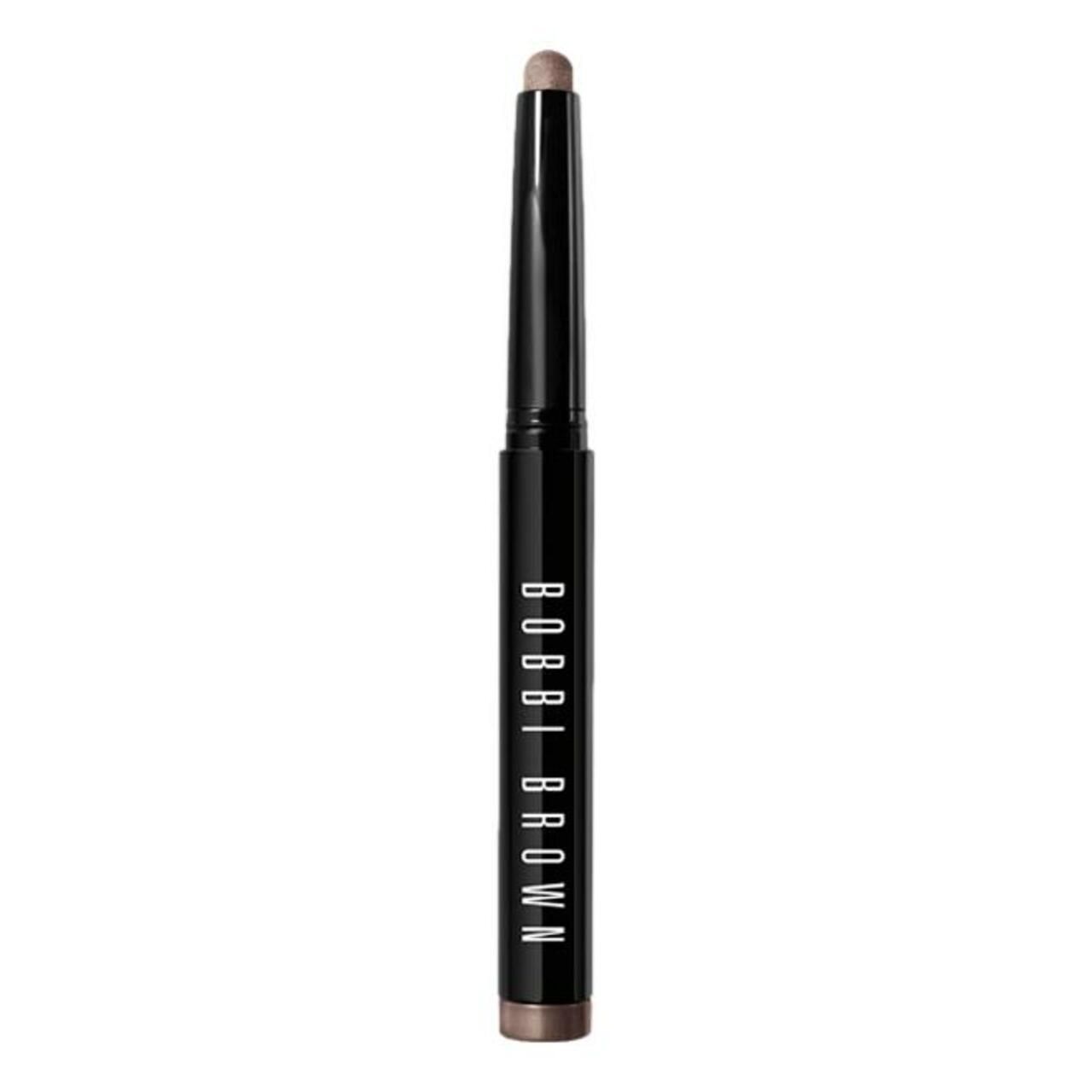 Stift-Lidschatten, braun. Schwarze Hülse mit weißem Schriftzug Bobbi Brown. Produktansicht.