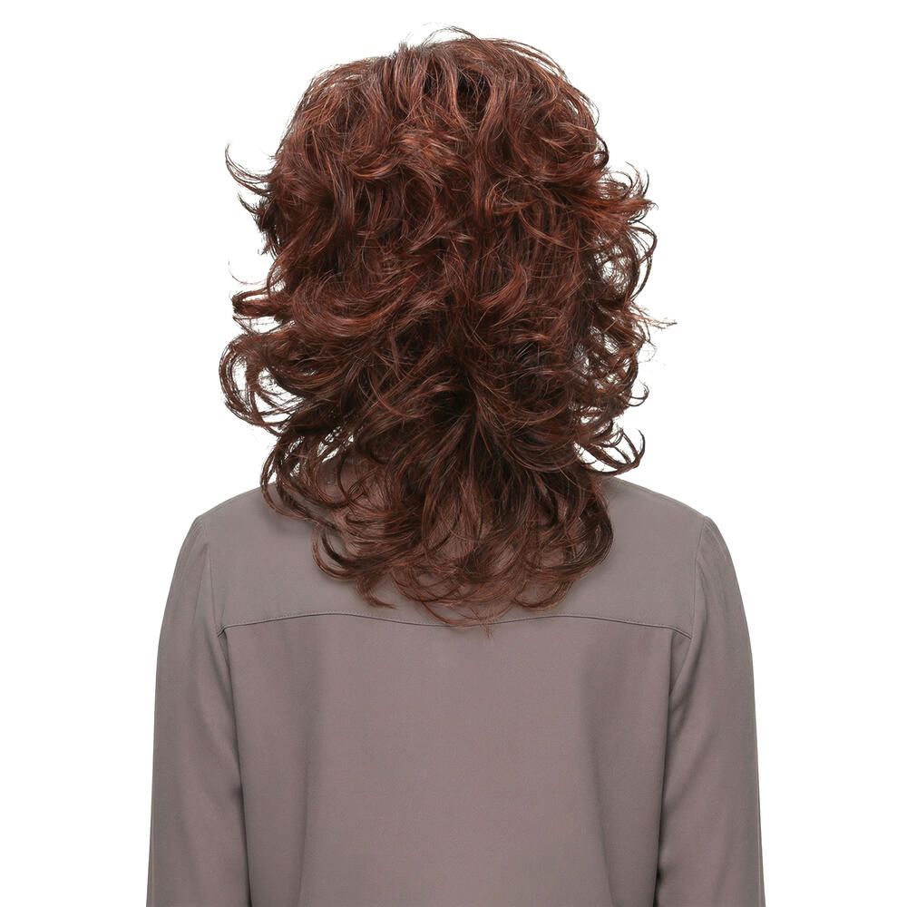 Rückansicht einer Frau mit rotbrauner, gewellter Perücke. Graues Oberteil. Heller Hintergrund.