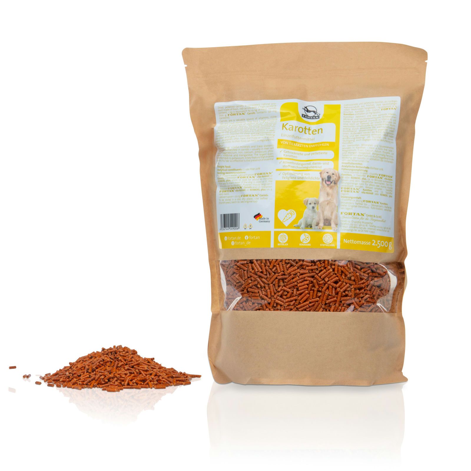 Beutel mit Karotten-Ergänzung. Produkt neben einem Haufen Pellets. Braune Papiertüte mit transparentem Fenster und gelbem Etikett.