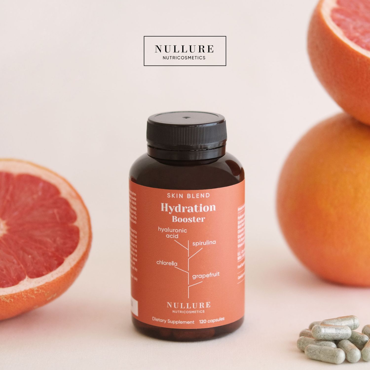 Braune Flasche mit Kapseln, Grapefruit. Aufschrift: Skin Blend Hydration Booster. Enthält Hyaluronsäure, Spirulina, Chlorella, Grapefruit. Nullure Nutricosmetics.