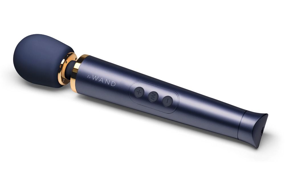 Blaues Wellness-Produkt mit goldfarbenen Akzenten. Mit drei Knöpfen und dem Schriftzug "+WAND".