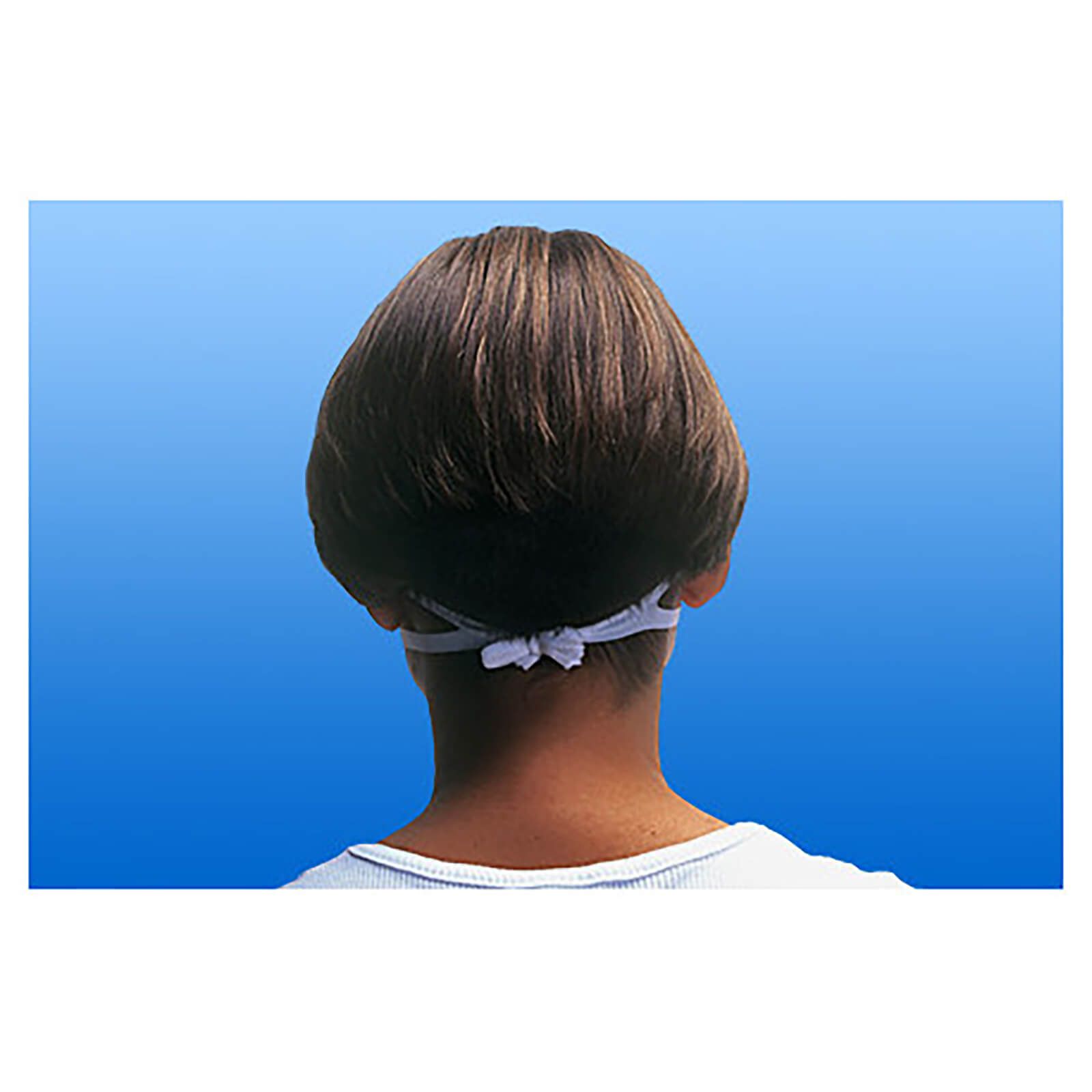 Person von hinten, mit weißem Nasenverband. Bandagen am Hinterkopf verknotet.