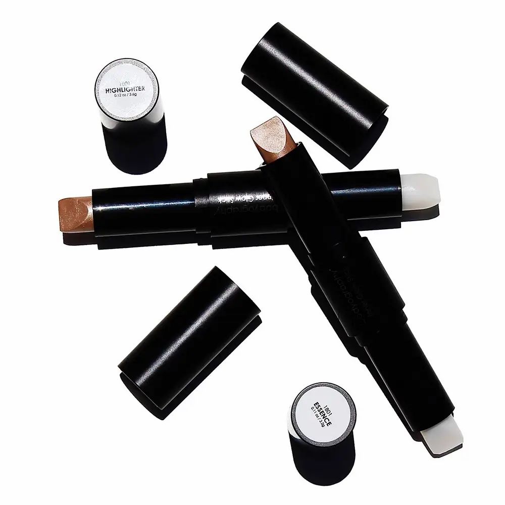 Mehrere Highlighter-Sticks mit offenen Kappen. Ein Ende ist hell, das andere champagnerfarben. Schwarze Stifte.