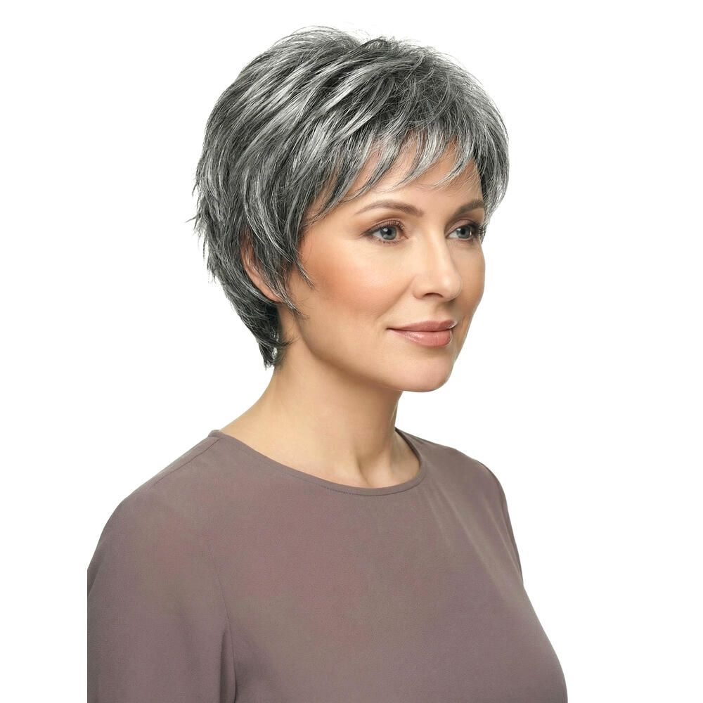 Kurzhaarperücke mit grau-melierten Strähnen. Dreiviertelansicht einer Frau mit braunem Oberteil. Haarschnitt mit Pony.