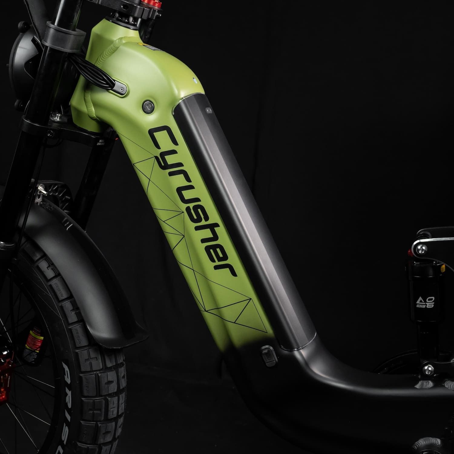 Nahaufnahme des Rahmens mit dem Namen Cyrusher. Der Rahmen ist grün und schwarz.